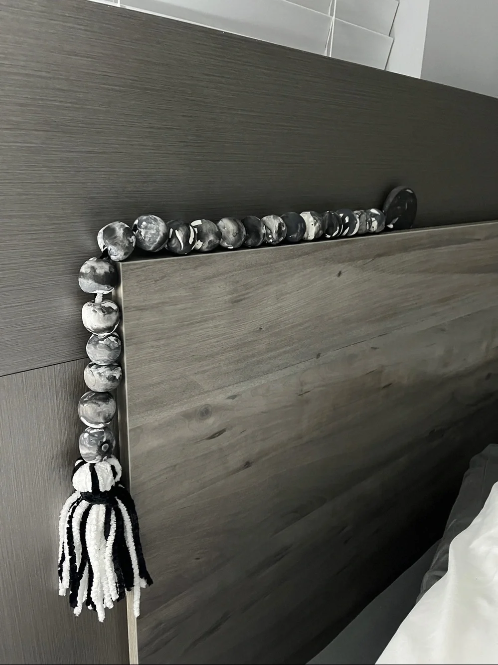 Marble-Effect Bead Tassel Wall Hanging in Black & White